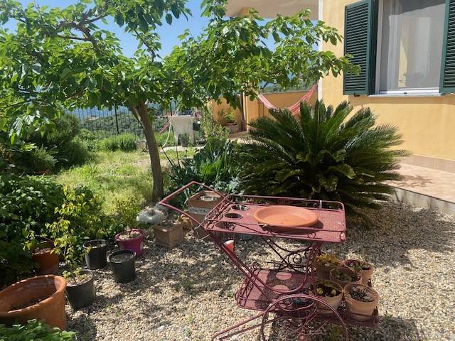 casa indipendente in vendita ad Imperia in zona Porto Maurizio