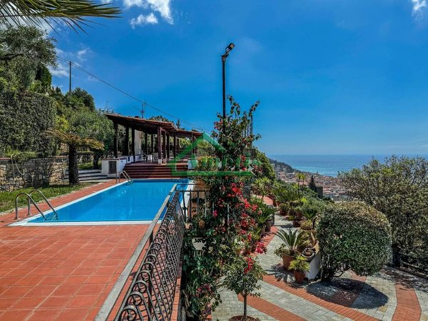 casa indipendente in vendita ad Imperia in zona Oneglia