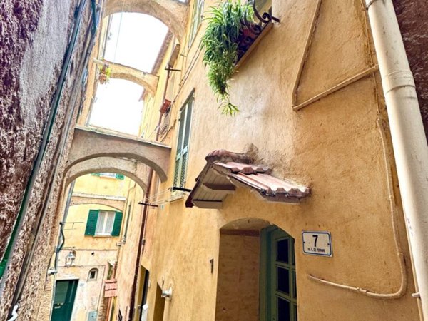 casa indipendente in vendita ad Imperia in zona Porto Maurizio