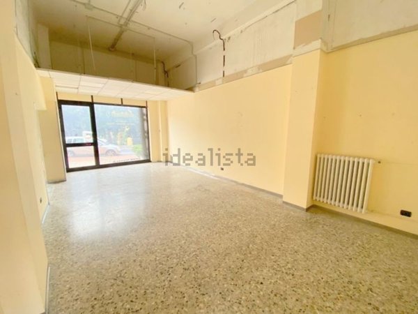 locale commerciale in vendita ad Imperia in zona Oneglia