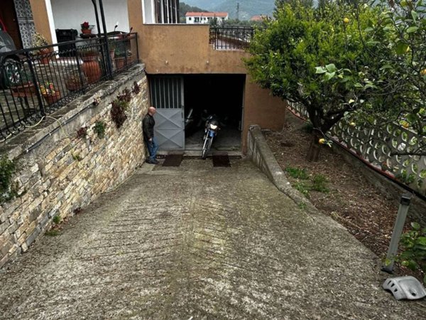 locale di sgombero in vendita ad Imperia in zona Oneglia