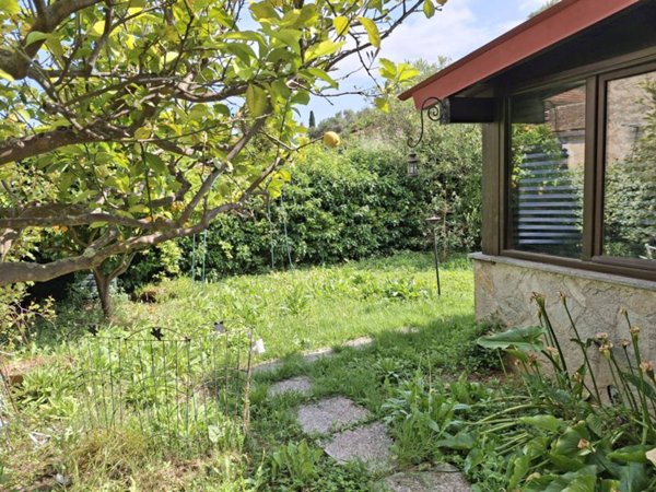 casa indipendente in vendita ad Imperia in zona Moltedo