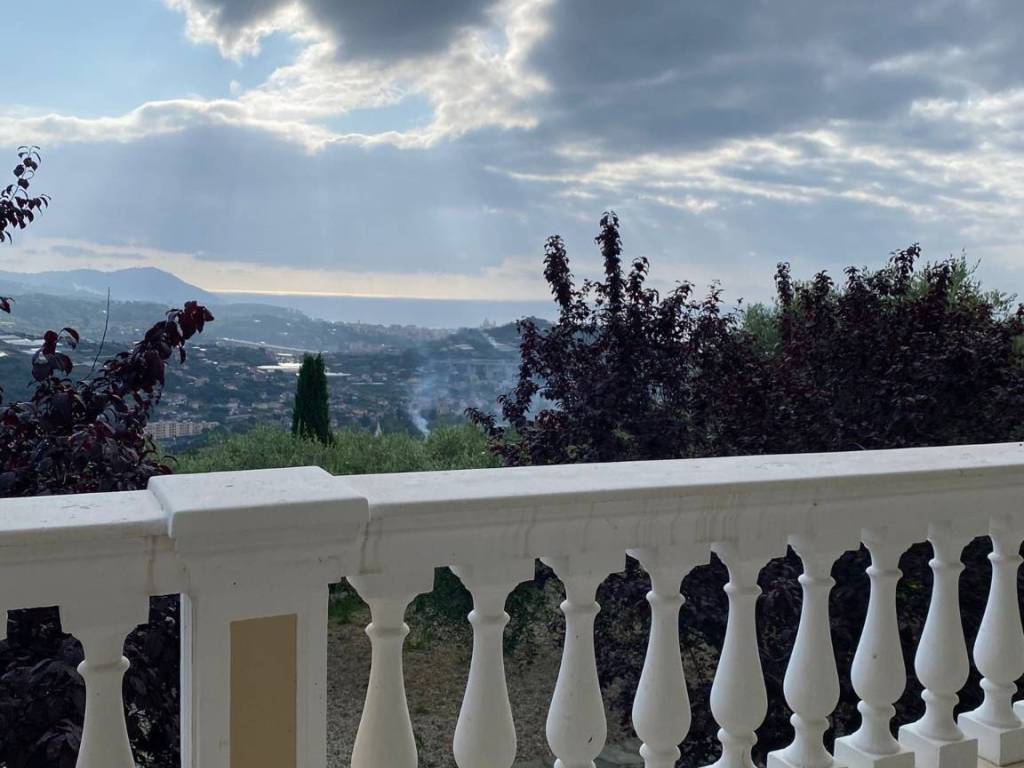 casa indipendente in vendita ad Imperia in zona Torrazza / Clavi