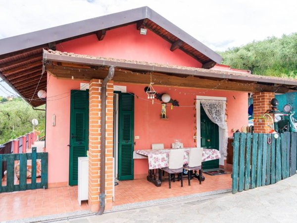 casa indipendente in vendita ad Imperia in zona Porto Maurizio