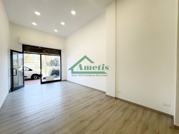 locale commerciale in vendita ad Imperia in zona Oneglia