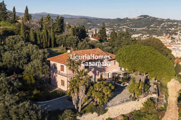 casa indipendente in vendita ad Imperia in zona Porto Maurizio