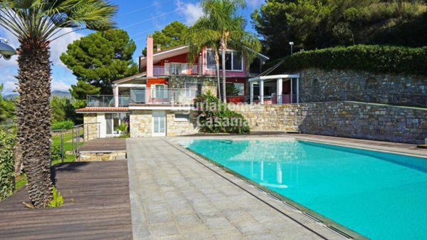 casa indipendente in vendita ad Imperia