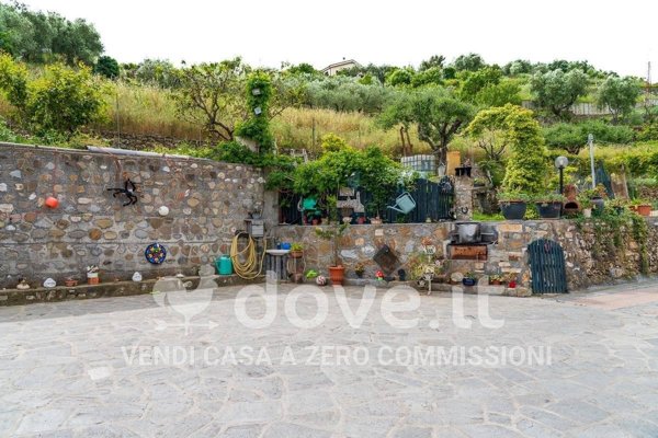 casa indipendente in vendita ad Imperia in zona Porto Maurizio