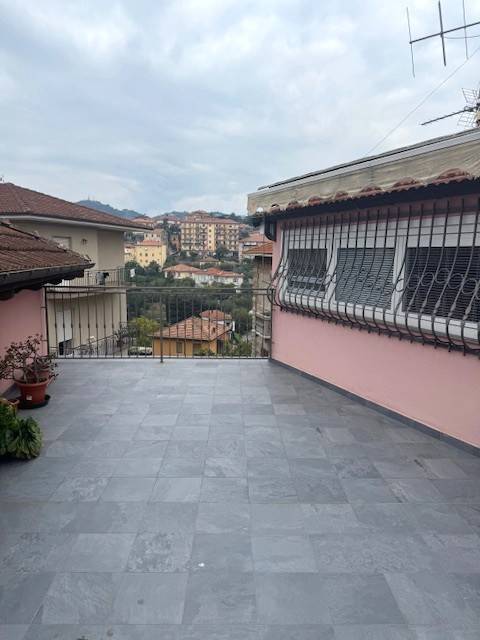 casa indipendente in vendita ad Imperia in zona Oneglia