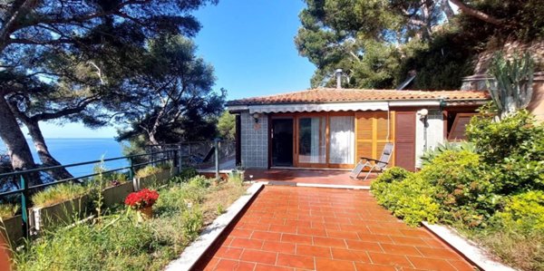 casa indipendente in vendita ad Imperia in zona Poggi