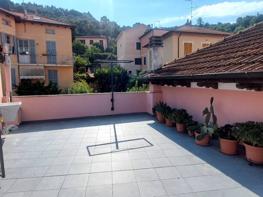 casa indipendente in vendita ad Imperia in zona Oneglia
