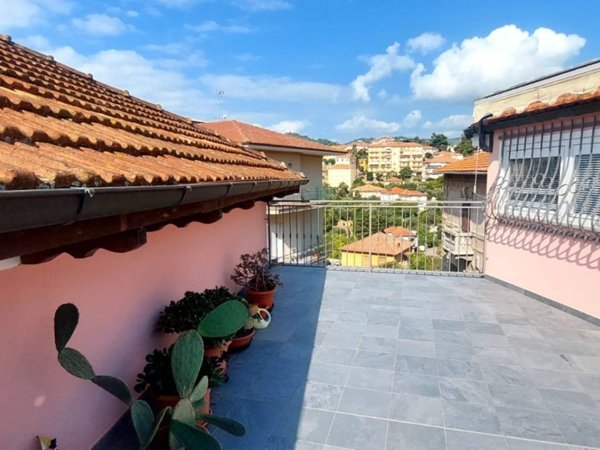 casa indipendente in vendita ad Imperia in zona Oneglia