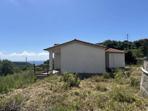 casa indipendente in vendita ad Imperia in zona Porto Maurizio