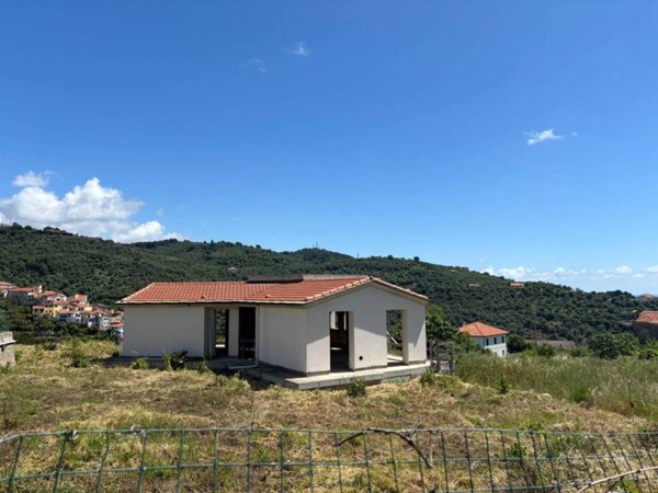 casa indipendente in vendita ad Imperia in zona Porto Maurizio
