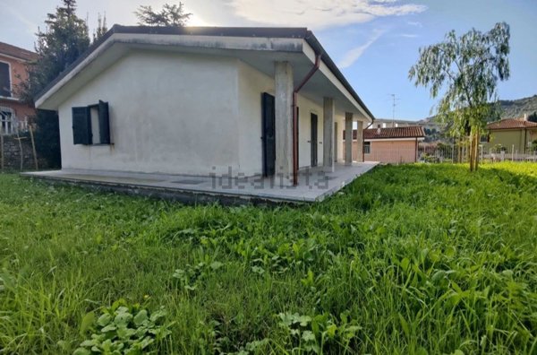 casa indipendente in vendita ad Imperia