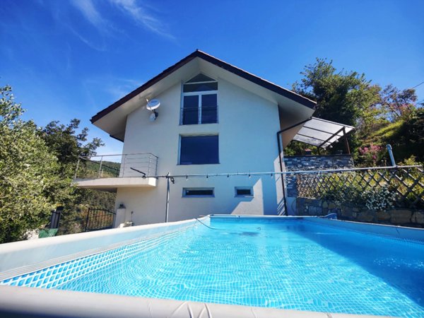 casa indipendente in vendita ad Imperia in zona Oneglia