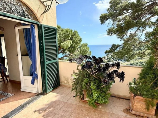 casa indipendente in vendita ad Imperia in zona Poggi