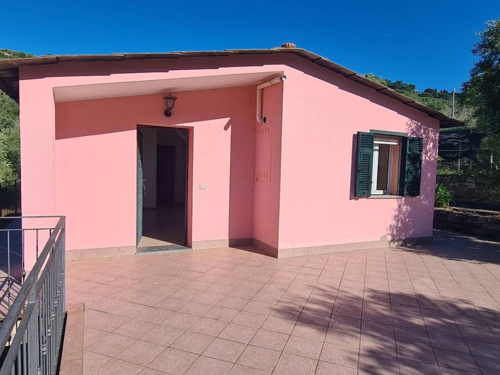 casa indipendente in vendita ad Imperia in zona Oneglia