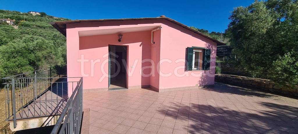casa indipendente in vendita ad Imperia in zona Oneglia