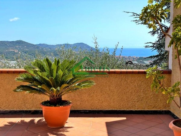 casa indipendente in vendita ad Imperia in zona Poggi