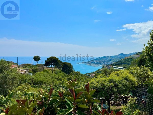 appartamento in vendita ad Imperia in zona Poggi