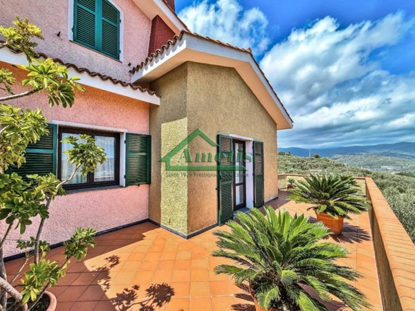 casa indipendente in vendita ad Imperia in zona Poggi