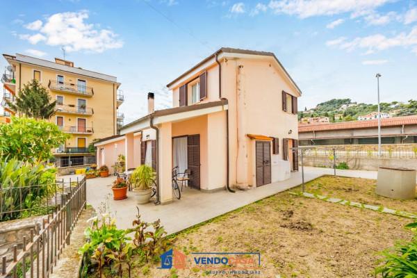 casa indipendente in vendita ad Imperia in zona Porto Maurizio