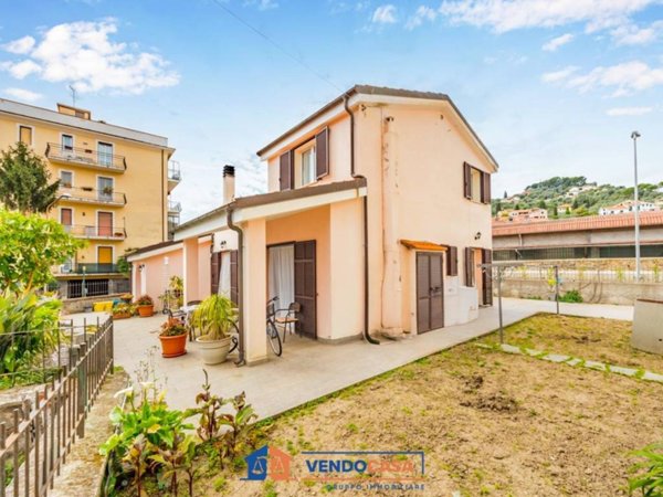 casa indipendente in vendita ad Imperia in zona Porto Maurizio