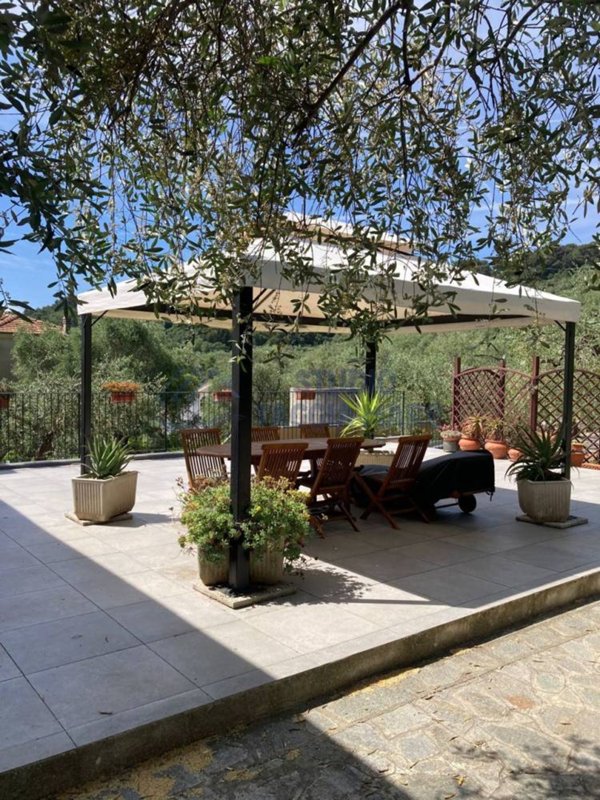 casa indipendente in vendita ad Imperia in zona Sant'Agata