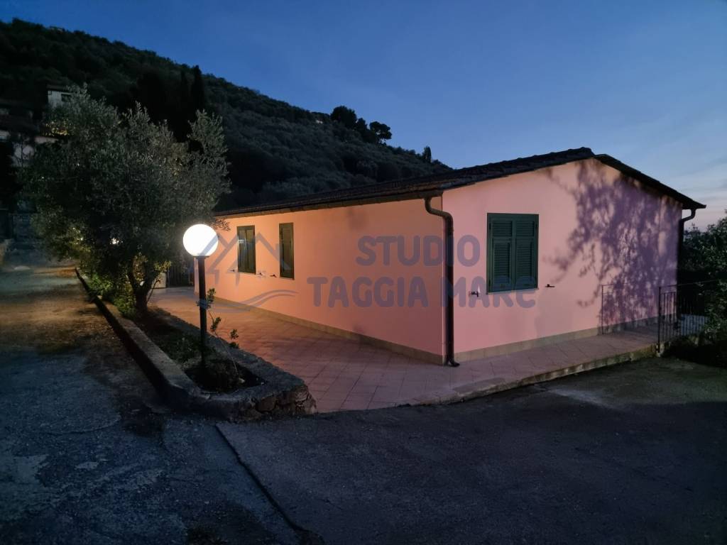 casa indipendente in vendita ad Imperia in zona Oneglia