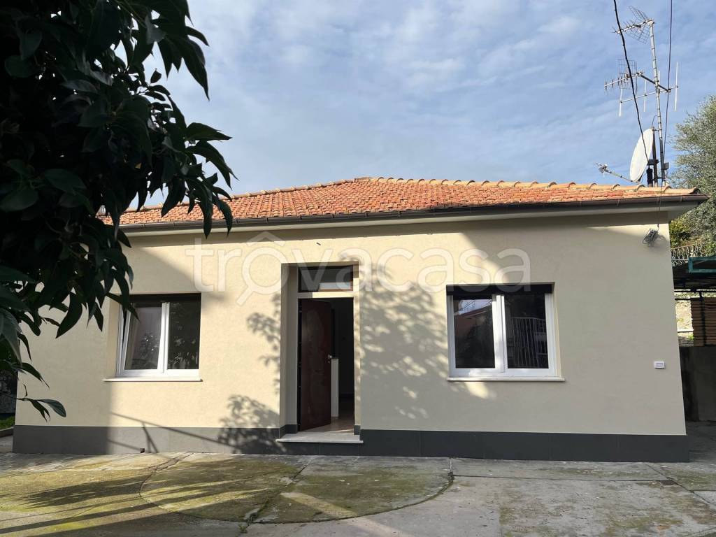 casa indipendente in vendita ad Imperia in zona Oneglia