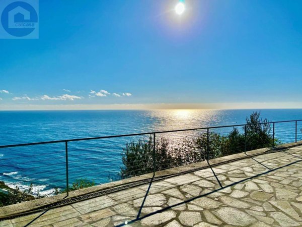 casa indipendente in vendita ad Imperia in zona Poggi
