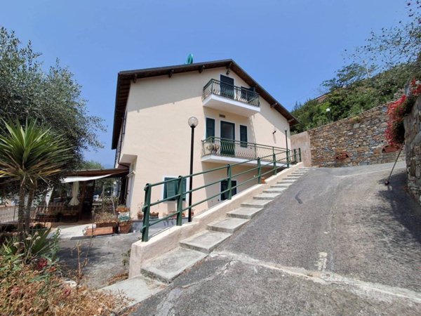casa indipendente in vendita ad Imperia in zona Oneglia