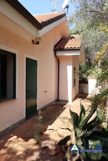 casa indipendente in vendita ad Imperia in zona Artallo