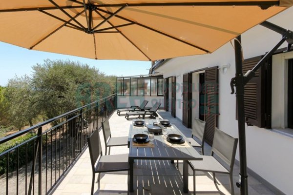 casa indipendente in vendita ad Imperia in zona Montegrazie