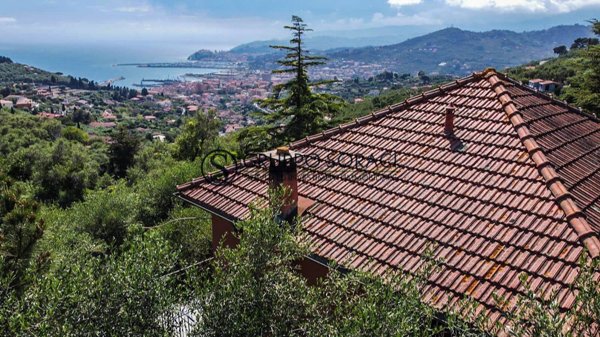 casa indipendente in vendita ad Imperia in zona Oneglia