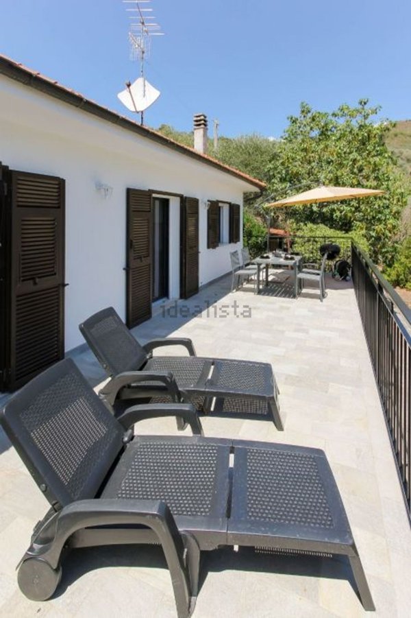 casa semindipendente in vendita ad Imperia in zona Montegrazie
