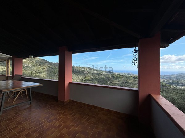 casa indipendente in vendita ad Imperia in zona Montegrazie