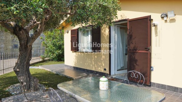 casa indipendente in vendita ad Imperia in zona Poggi