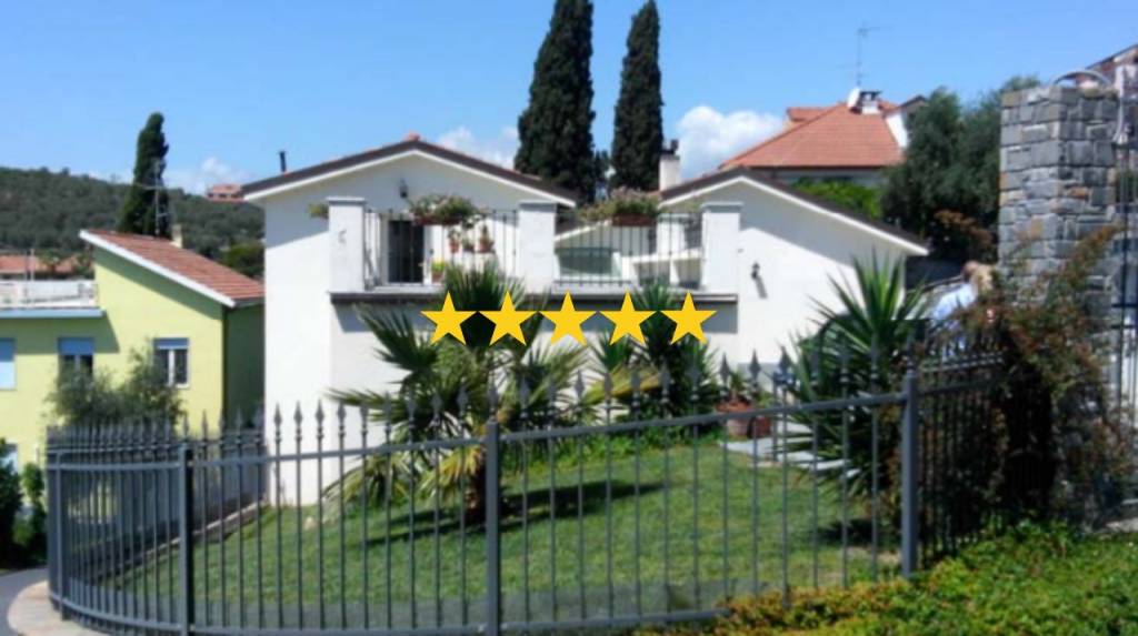 casa indipendente in vendita ad Imperia in zona Porto Maurizio
