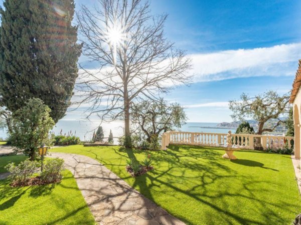 casa indipendente in vendita ad Imperia in zona Oneglia