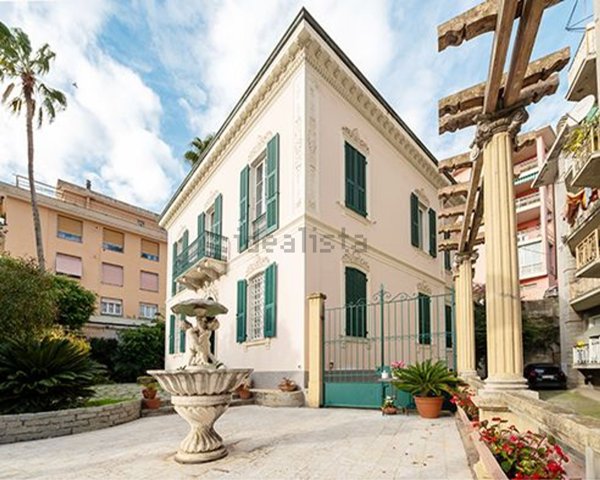 casa indipendente in vendita ad Imperia in zona Porto Maurizio