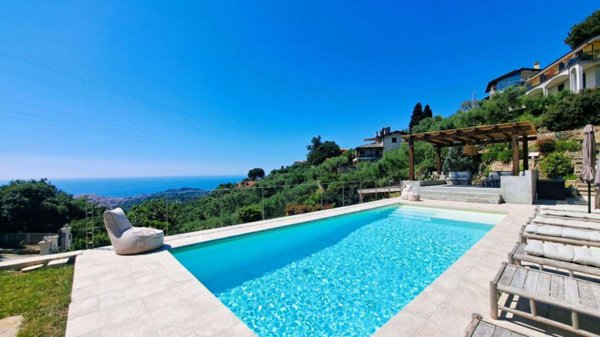 casa indipendente in vendita ad Imperia in zona Oneglia