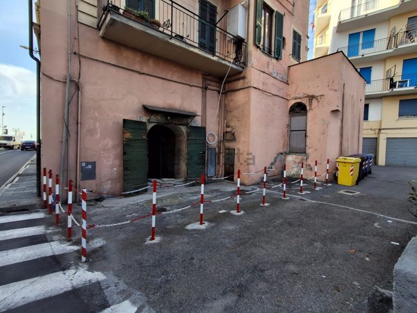 locale di sgombero in vendita ad Imperia in zona Porto Maurizio