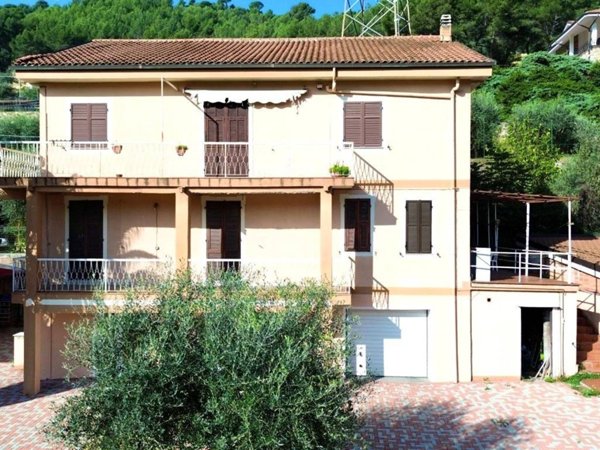 intera palazzina in vendita ad Imperia in zona Oneglia