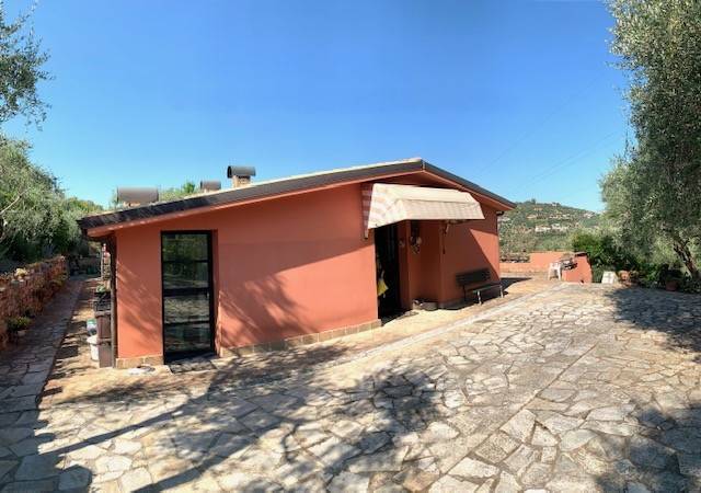 casa indipendente in vendita ad Imperia in zona Torrazza / Clavi