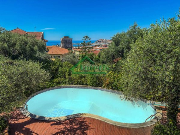 casa indipendente in vendita ad Imperia in zona Oneglia