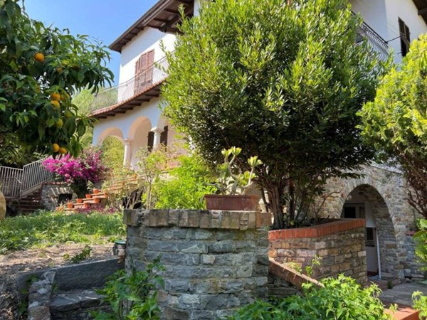 casa indipendente in vendita ad Imperia in zona Oneglia
