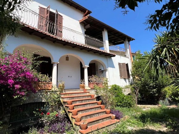casa indipendente in vendita ad Imperia in zona Oneglia
