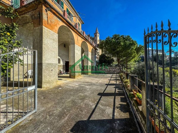 casa indipendente in vendita ad Imperia in zona Oneglia